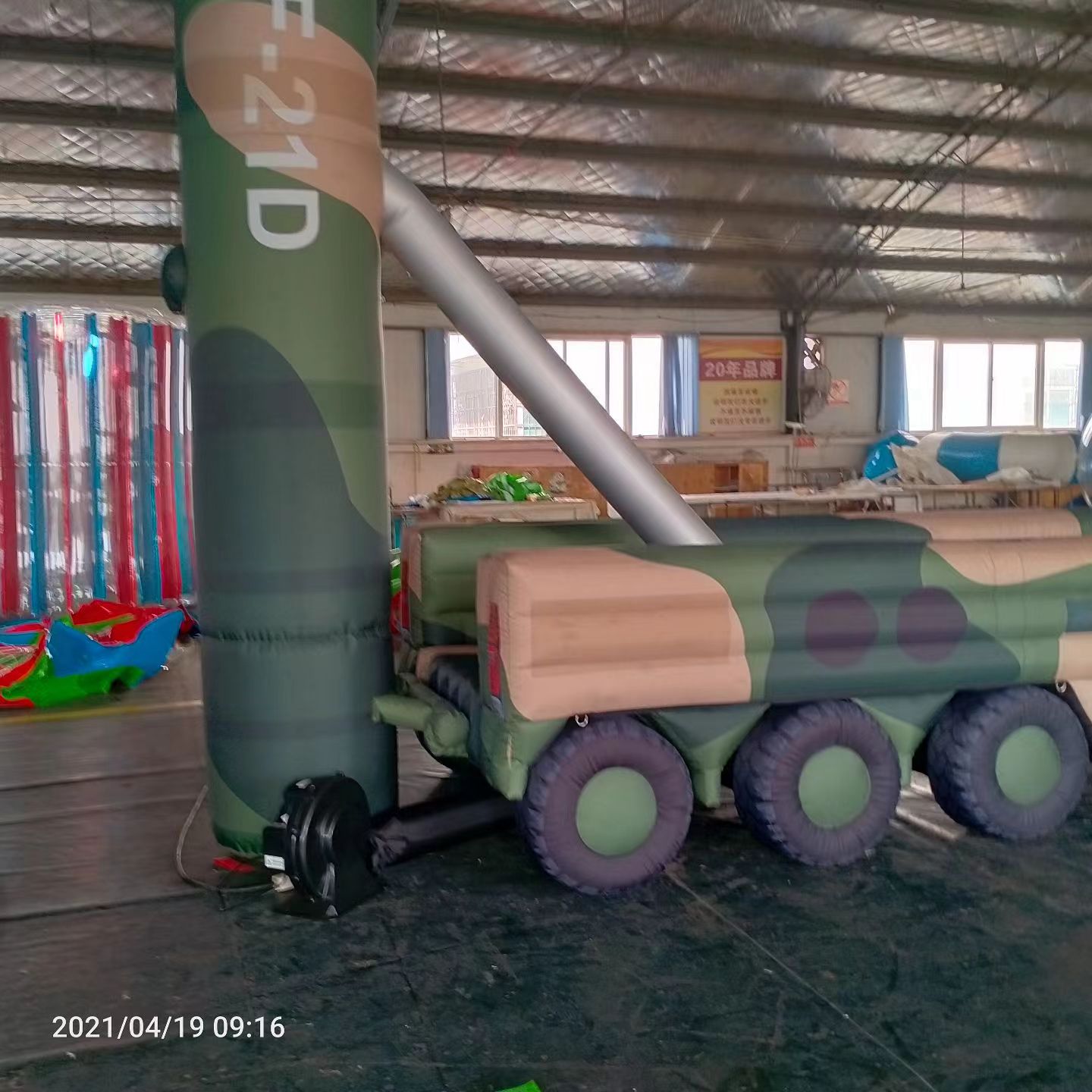兴化军事演习中的充气目标车辆：模拟发射车雷达车坦克飞机